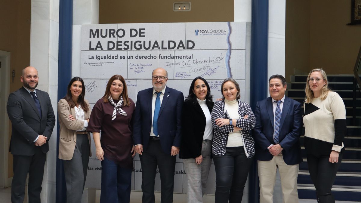 El decano del Colegio de la Abogacía, Carlos Arias, acompañado de parte de la Junta de Gobierno, ante 'El Muro de la Desigualdad'.