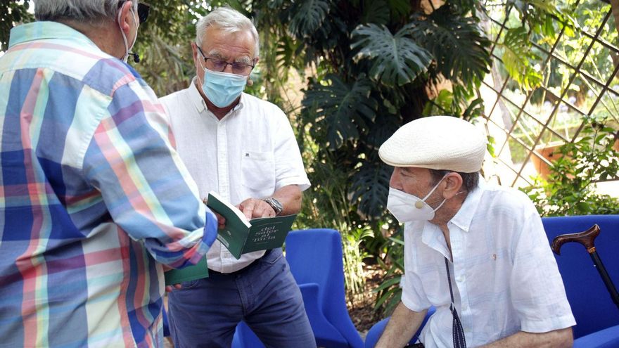 El alcalde de València se vuelca con el libro que retrata la lucha por el Turia o El Saler: "La ciudadanía toma la palabra y hace política en primera persona"