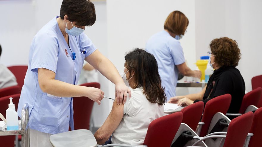 Archivo - Un trabajadora sanitaria inyecta la segunda dosis de la vacuna de Pfizer.- Archivo