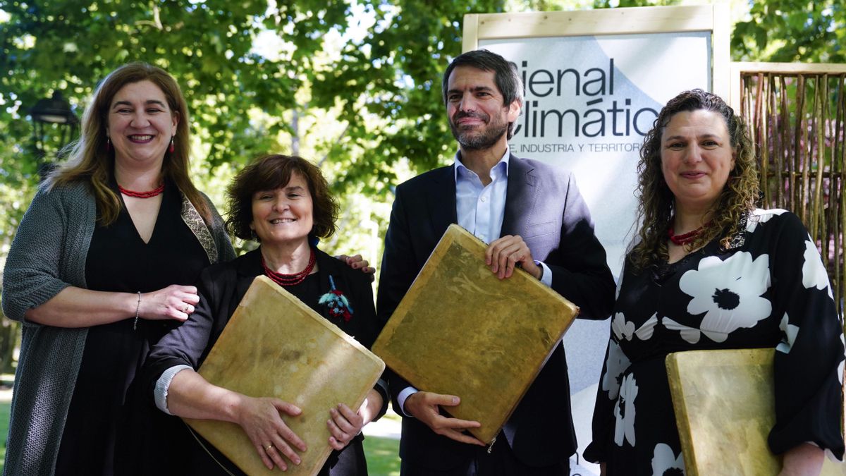 El ministro de Cultura, Ernest Urtasun con las tres pandereteras que intervienen en la inauguración de la Bienal Climática este jueves en Avilés.