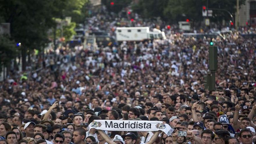 Aficionados del Real Madrid durante una celebración multitudinaria en Cibeles