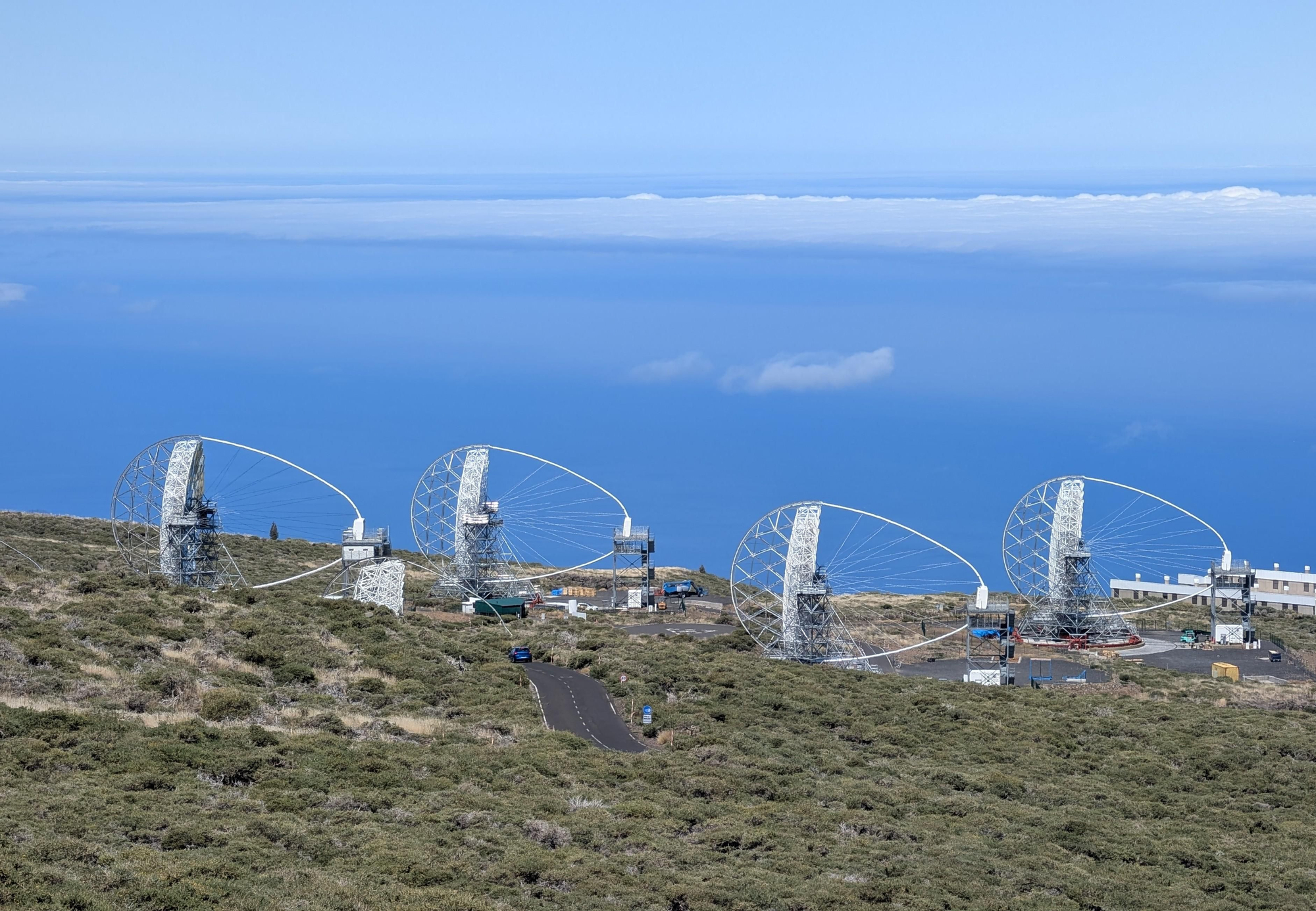 Los cuatro telescopios de gran tamaño  (LST por su sigla en inglés) de la Red Cherenkov en el Observatorio del Roque de Los Muchachos.