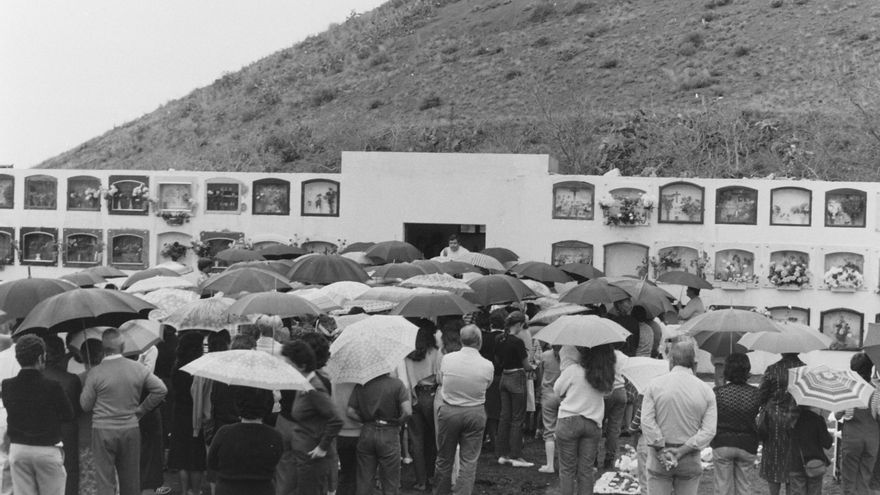 Foto de archivo  de un Día de Finados en el antiguo cementerio de Las Manchas, hoy sepultado por el volcán de 2021. Foto MVH.J