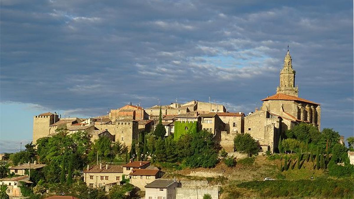 Con bodegas subterráneas, vistas panorámicas y túneles, es considerado el pueblo medieval amurallado más pequeño del País Vasco
