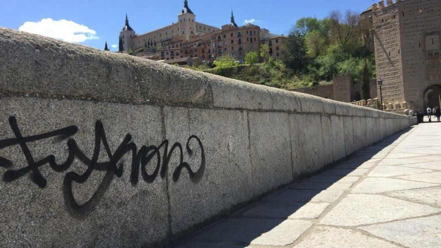 Pintadas en el puente de Alcántara de Toledo, ciudad Patrimonio de la Humanidad: "Un hecho lamentable"