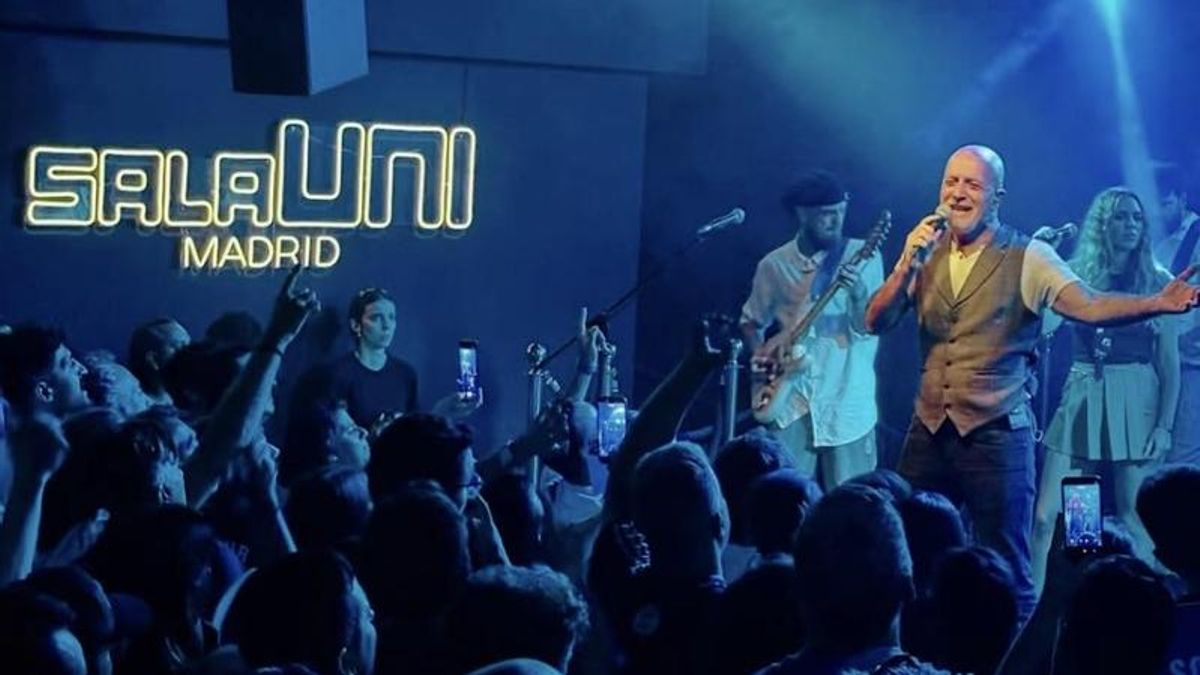 Gustavo Cordera en Madrid, tocando en una sala para 200 personas. Atrás quedaron los recitales multitudinarios de la Bersuit y los años en que mostraba una facilidad singular para condensar en letras los cientos de roles de una sociedad quebrada, descosida.