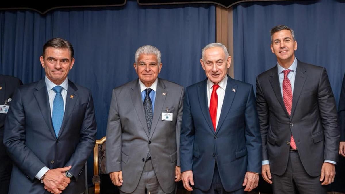 De izquierda a derecha, el presidente de Bolivia, Rodrigo Paz; al presidente de Panamá, José Raúl Mulino; Benjamín Netanyahu, y el presidente de Paraguay, Santiago Peña.