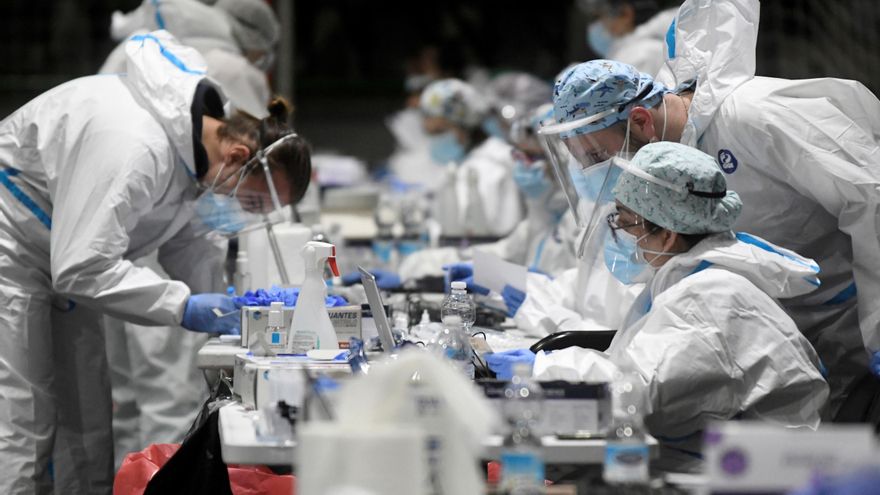 Profesionales sanitarios durante un cribado selectivo de detección del covid-19 en Castilla y Léon. EFE/PABLO MARTIN/Archivo