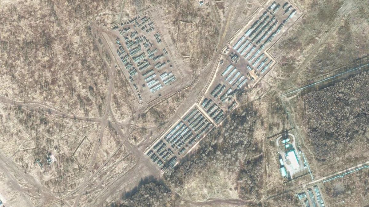 Imagen satelital de alta resolución de Maxar que muestra la acumulación de vehículos en el extremo norte de Yelnya, en el oeste de Rusia.