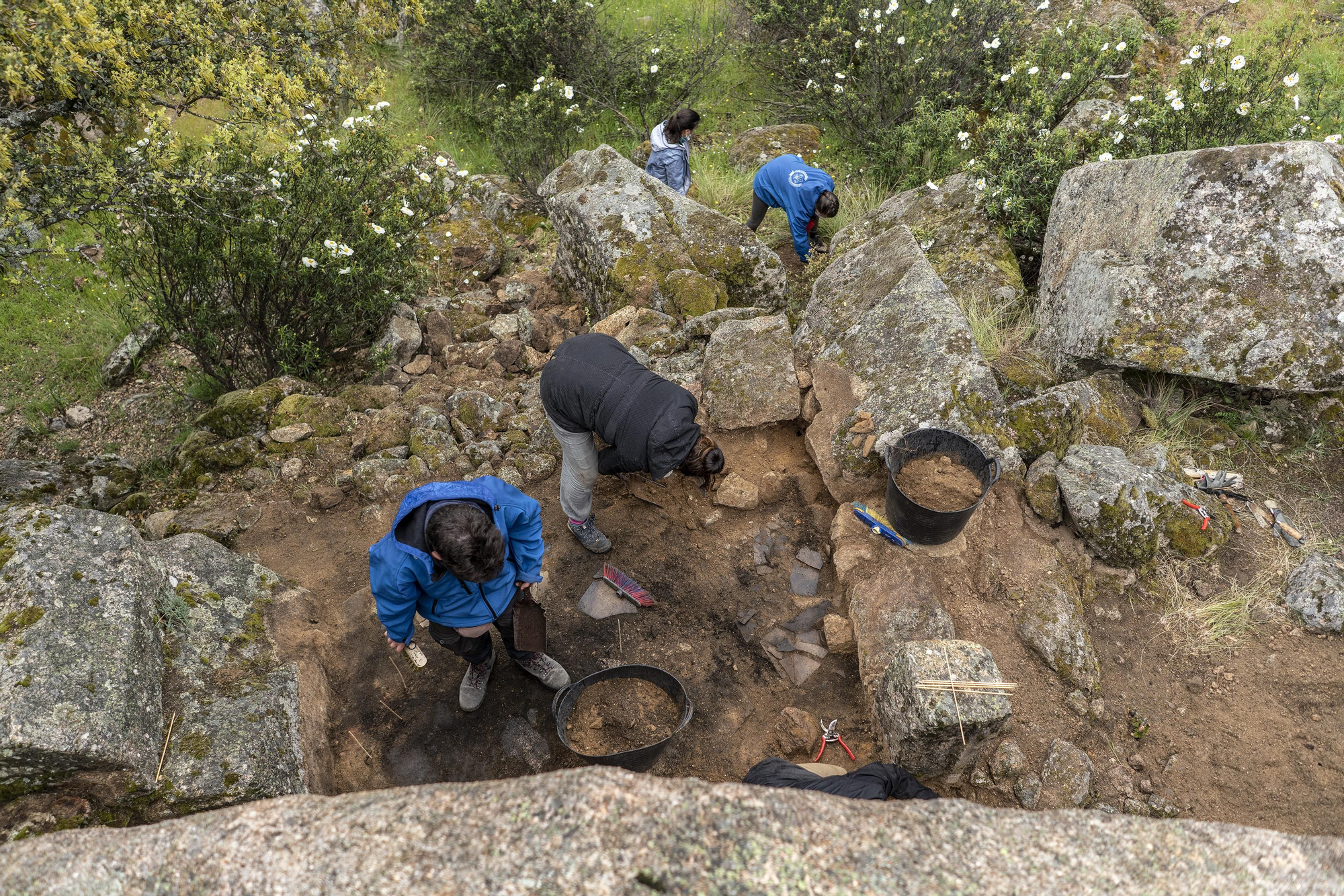 Miembros del equipo de trabajo de este proyecto del Instituto de Ciencias de Patrimonio del CSIC, expertos en arqueología contemporánea, excavando en el interior de una de las casitas