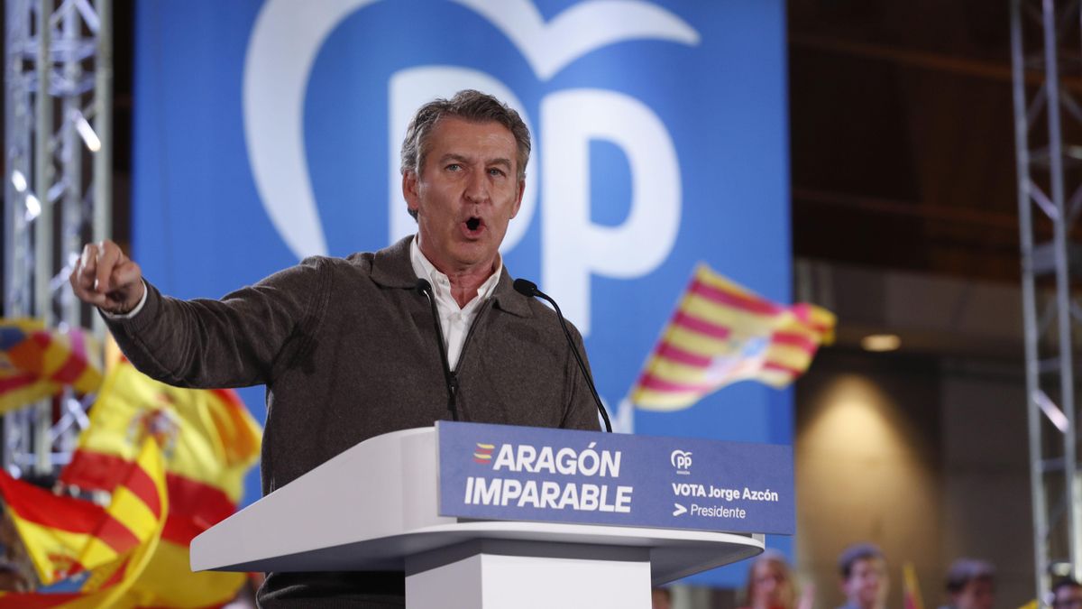 El presidente del Partido Popular, Alberto Núñez Feijóo, durante el acto de fin de campaña electoral del PP de cara a las elecciones en Aragón, este viernes en Zaragoza. EFE/ Javier Belver