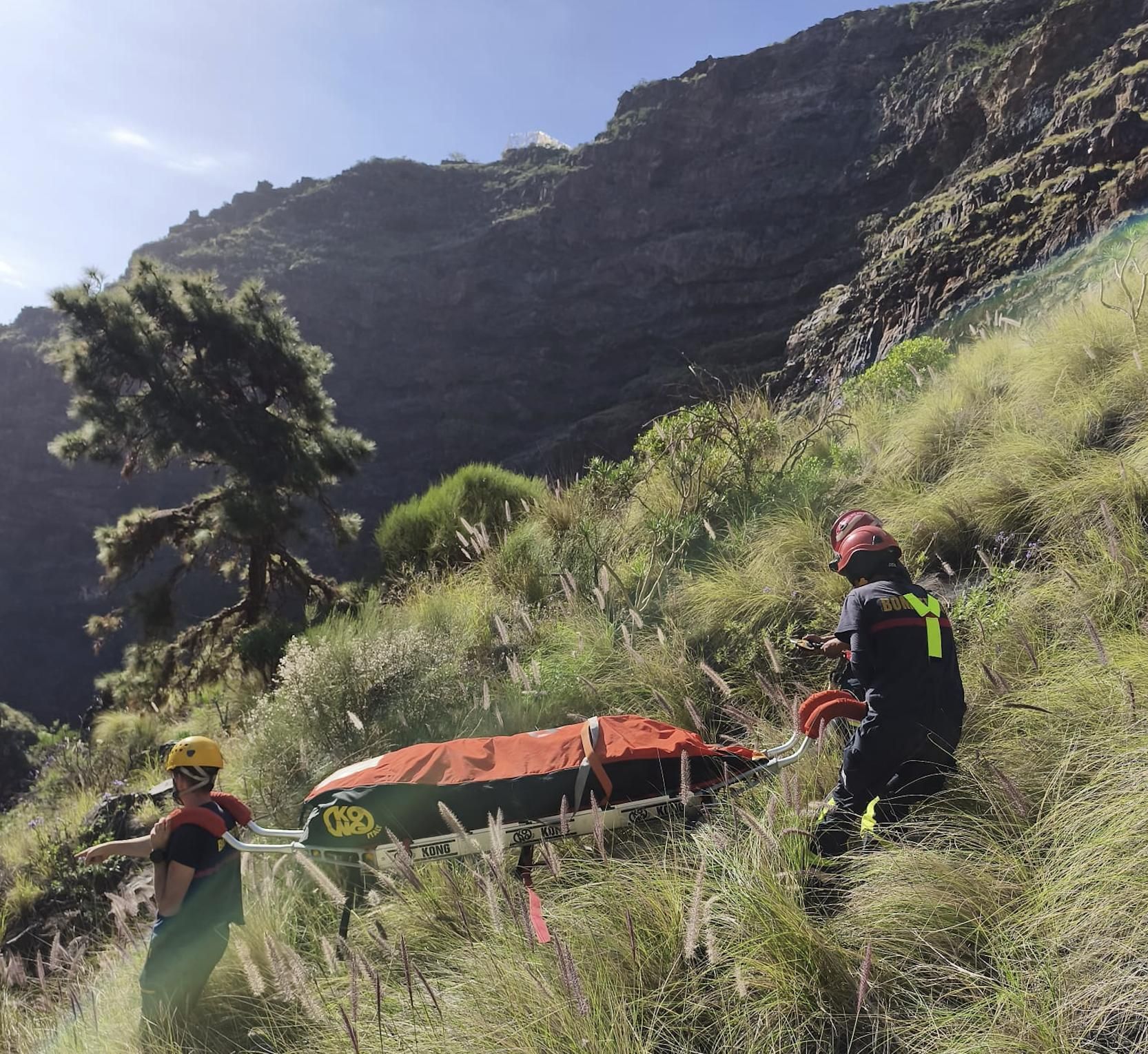 Traslado de los restos óseos de un cuerpo humano por bomberos.