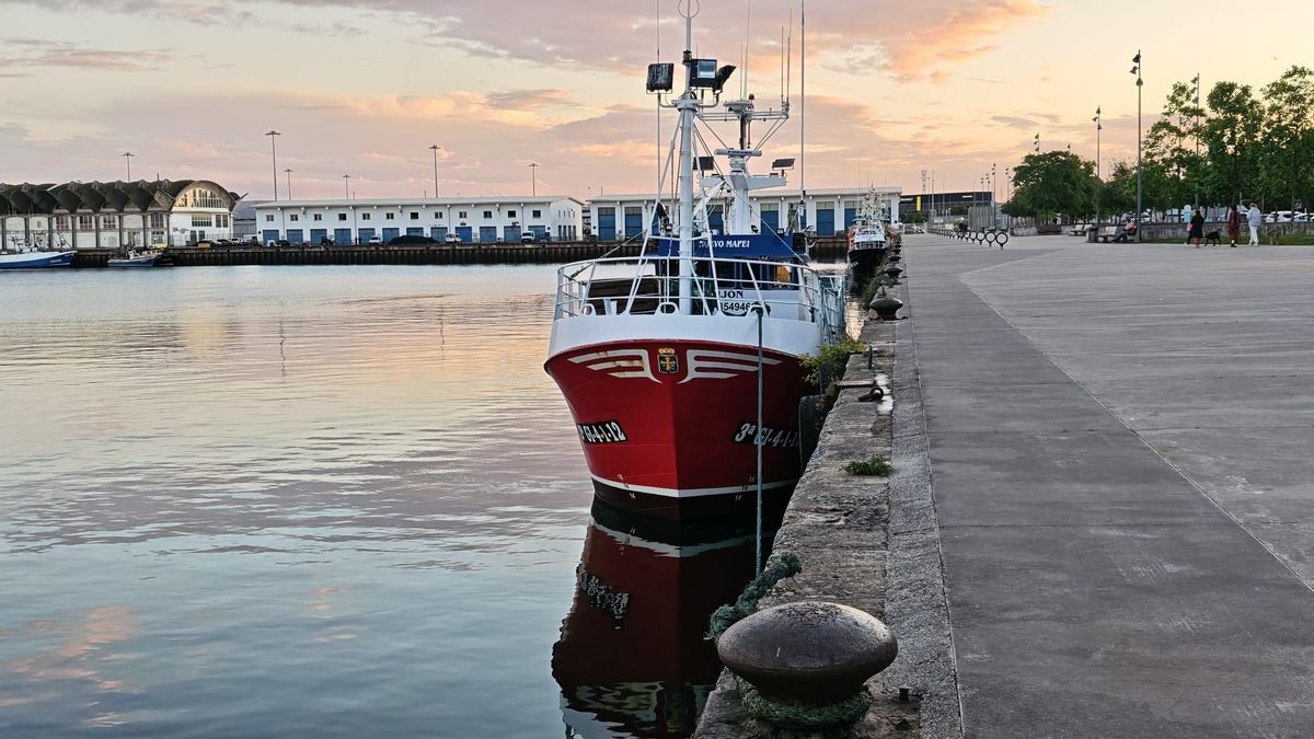 Barco de pesca atracado en el Barrio Pesquero de Santander.