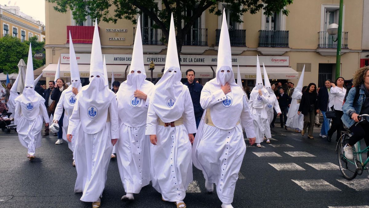 Nazarenos de la Candelaria en la Abbey Road sevillana (Puerta de la Carne)