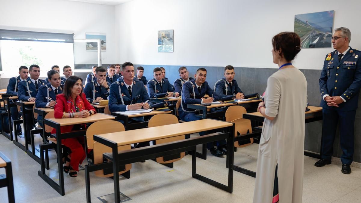 La ministra Margarita Robles, en León: "Si la gente se ve sola pido disculpas, pero estamos volcados con Ceuta"