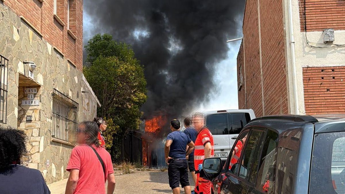 Evacuadas varias personas y mascotas de un incendio en el que ha fallecido un perro en Villamediana