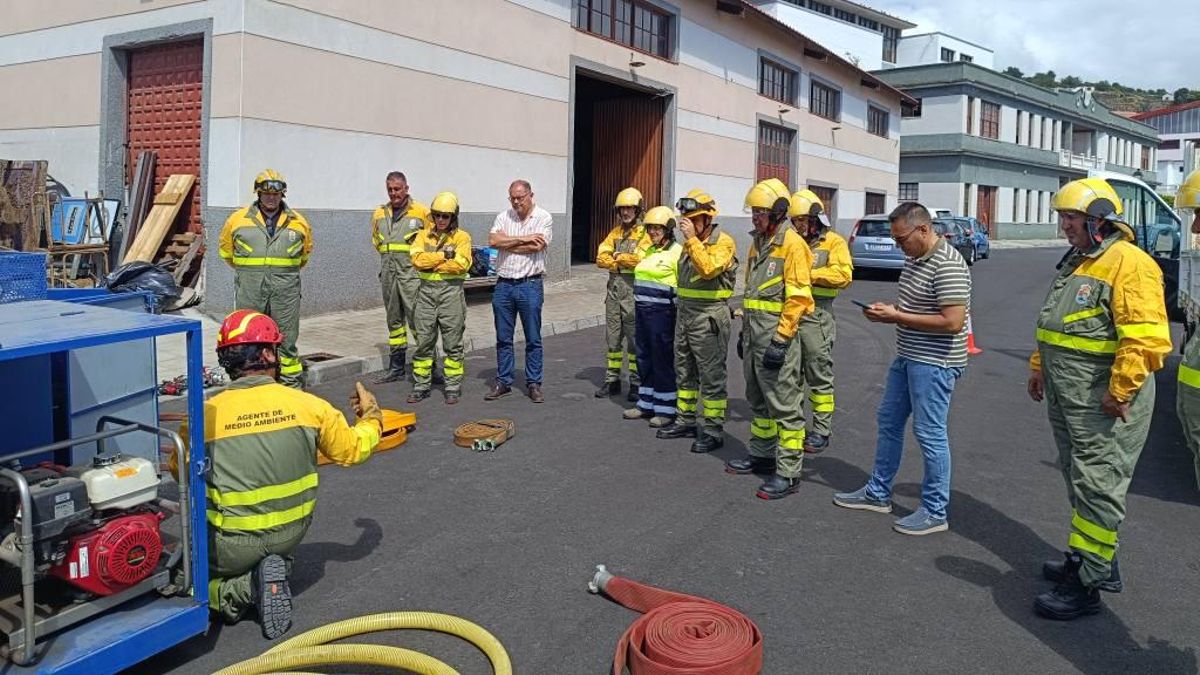 El personal   del Ayuntamiento de Villa de Mazo adscrito al Plan de Emergencias Municipal participó en una sesión de formación teórica y práctica en materia de prevención y extinción de incendios.