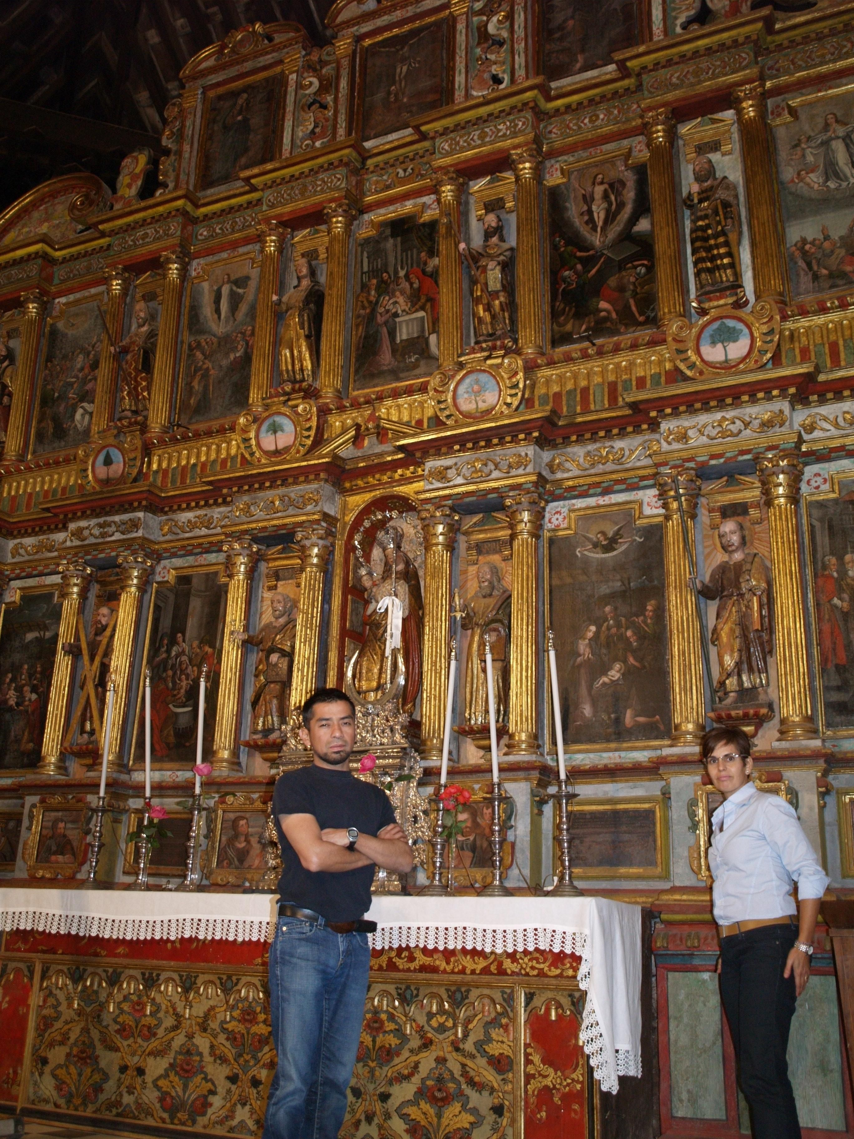 2013. El mejicano Pablo Vidal, junto a Isabel Concepción, ante el retablo de Orbarábn