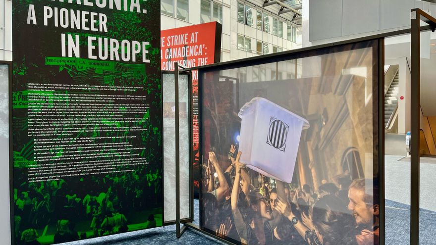 La Eurocámara retira una foto con una urna del 1-O que no fue autorizada en una exposición organizada por Puigdemont