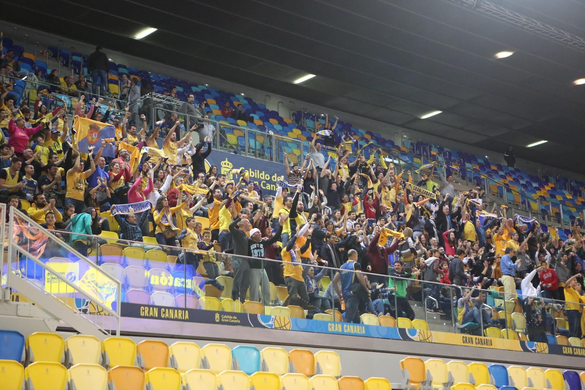 Aficionados amarillos en el Gran Canaria Arena a punto de empezar la Copa del Rey de Baloncesto