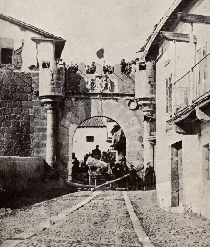 Defensores de Béjar en la antigua Puerta de la Villa durante la Revolucion Gloriosa de 1868, con uno de los cañones de Víctor Gorzo.