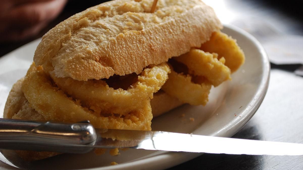 ¿Por qué es típico el bocadillo de calamares en Madrid?