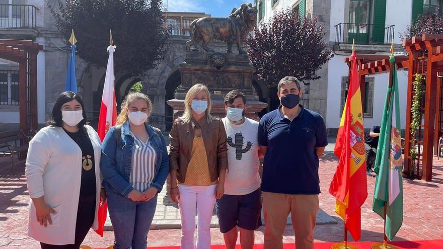 Concejales del equipo de gobierno de Castro Urdiales con la alcaldesa al frente, en la inauguración de la Plaza de los Leones.