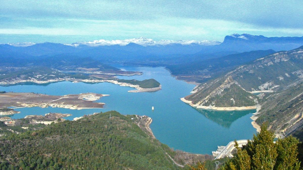 La sorprendente ruta de senderismo en Aragón que avanza por un desfiladero esculpido por el agua