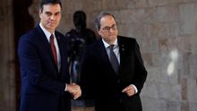 Saludo entre los presidentes Sánchez y Torra previo a la reunión en el Palau de la Generalitat