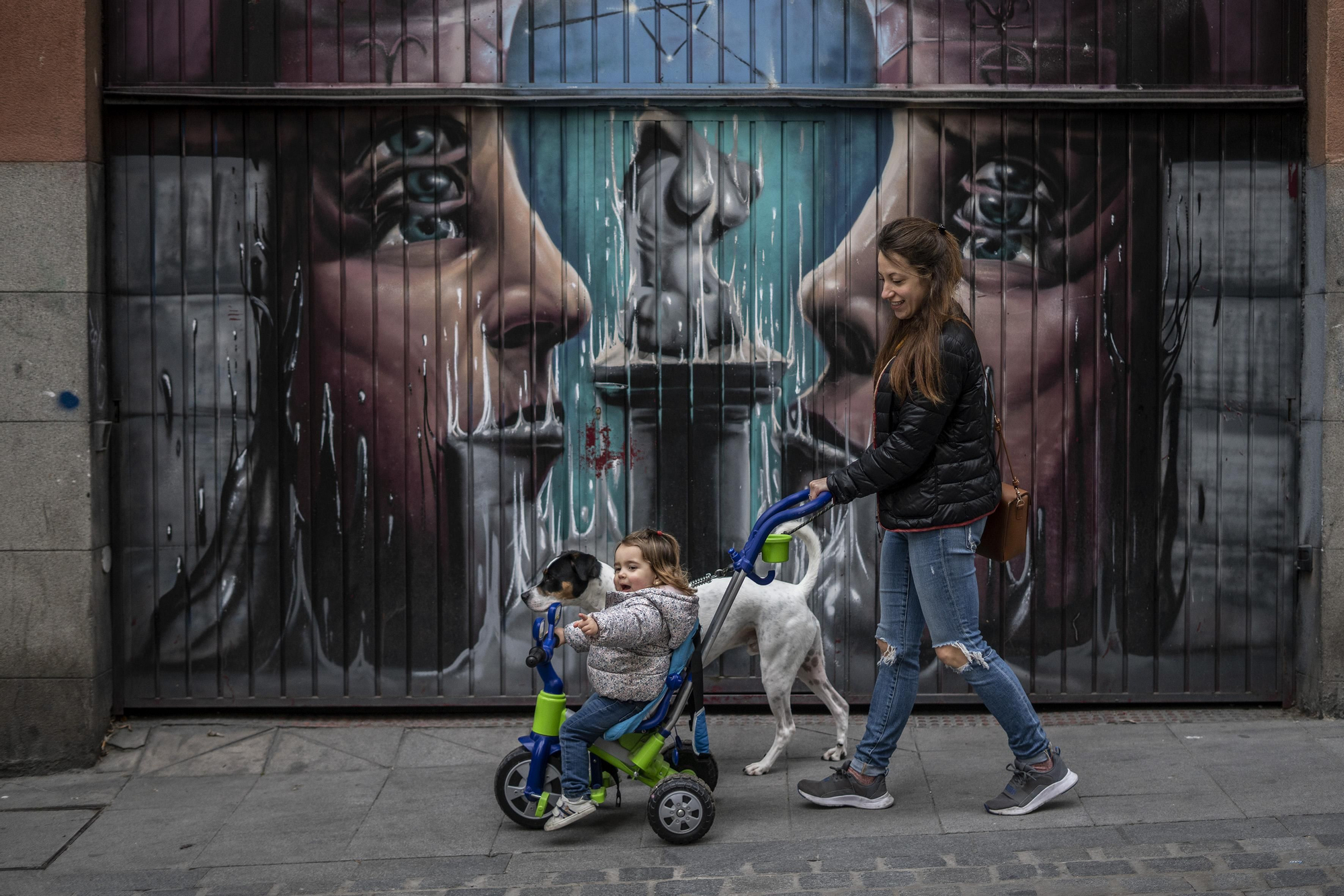 Madre con su hija y el perro