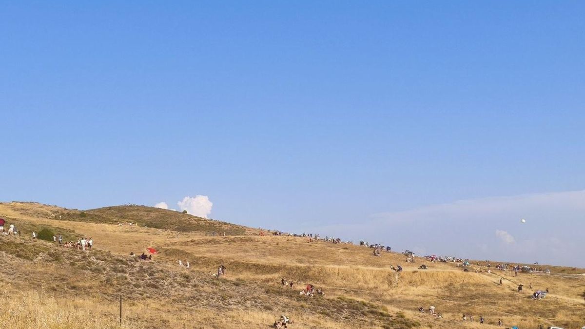 Grupos de personas reunidas en las laderas del Cerro del Socorro (Cuenca) una hora antes del eclipse total de Sol