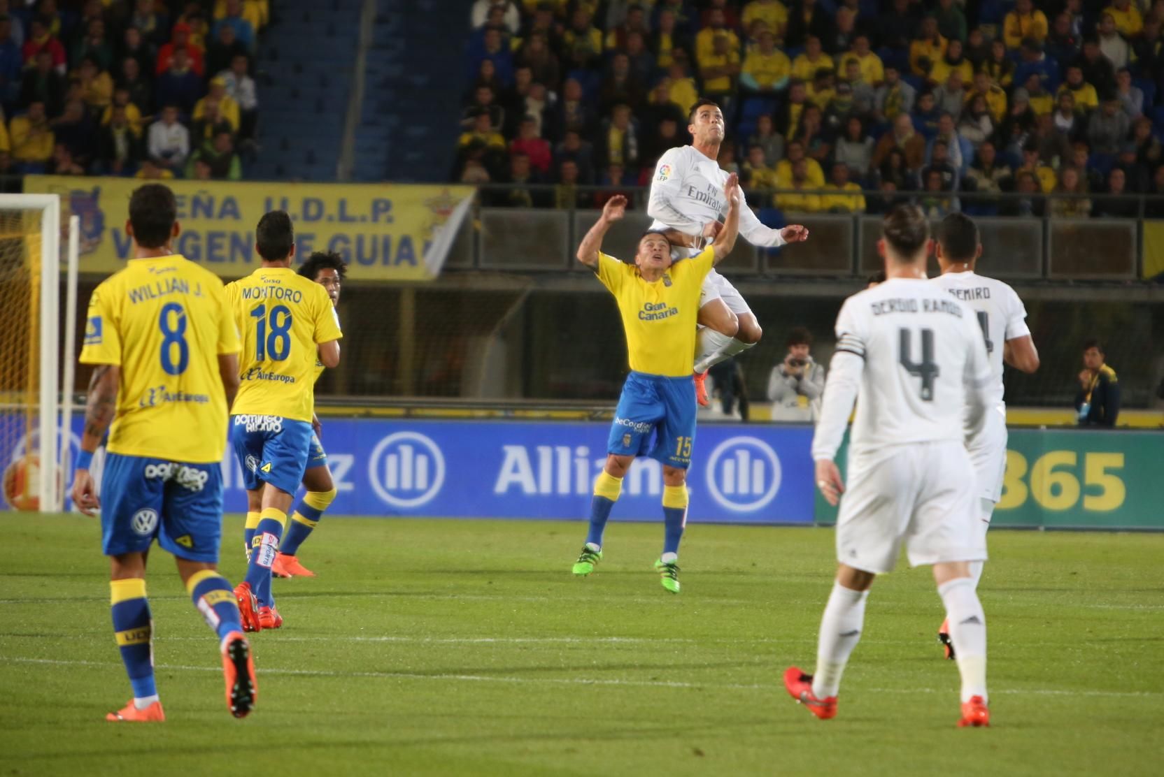 Imágenes del partido entre la UD Las Palmas y el Real Madrid en el Estadio de Gran Canaria. (Alejandro Ramos).