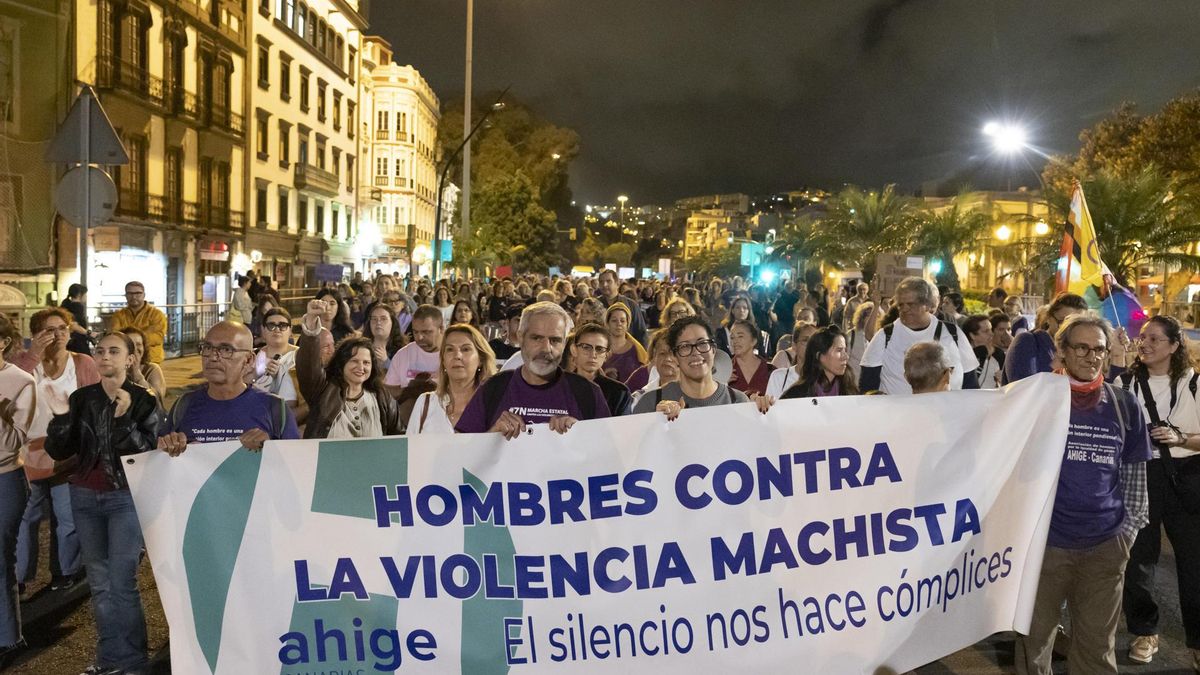 Un momento de la manifestación que ha recorrido hoy las calles de Las Palmas de Gran Canaria con motivo del ´Día Internacional de la Eliminación de la Violencia contra la Mujer. EFE/Quique Curbelo.