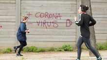 Dos mujeres corren en el Parque de la Ciutadella de Barcelona