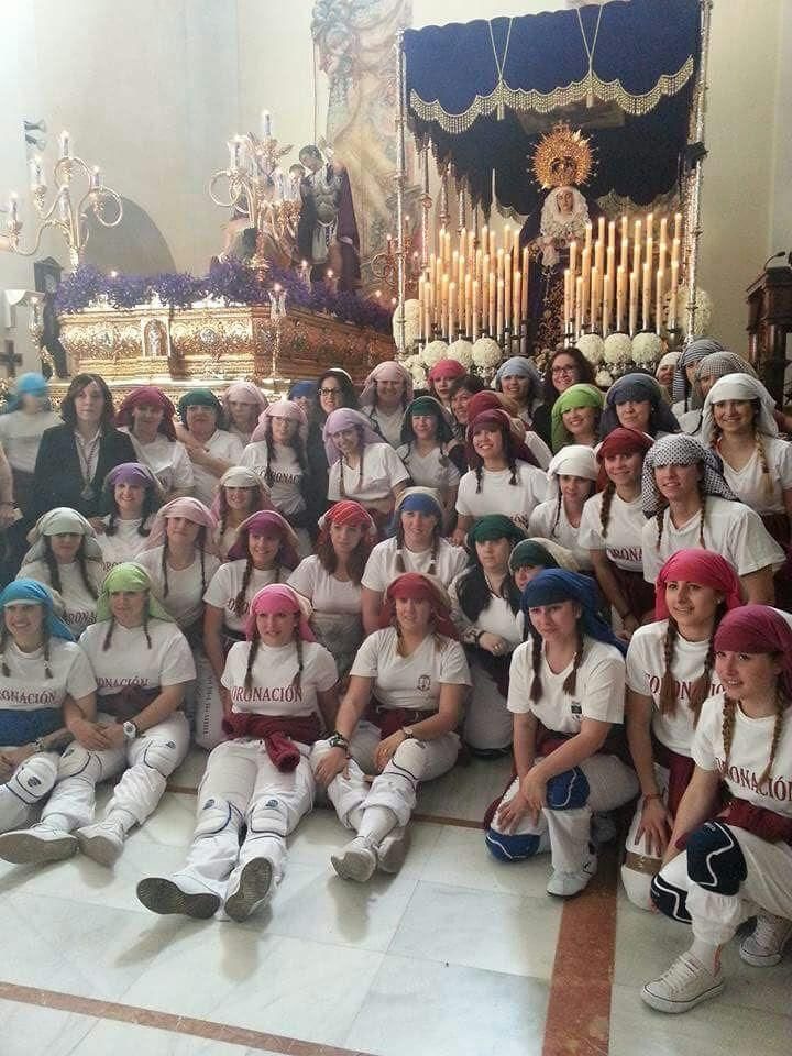 Cuadrilla femenina antes de la salida del paso