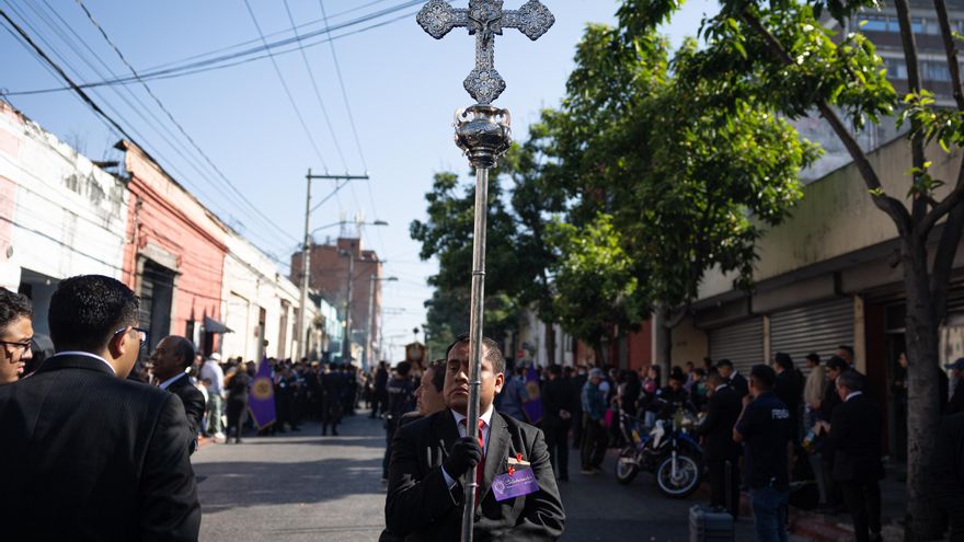 Fieles católicos celebran una colorida procesión en Guatemala con 375 años de historia