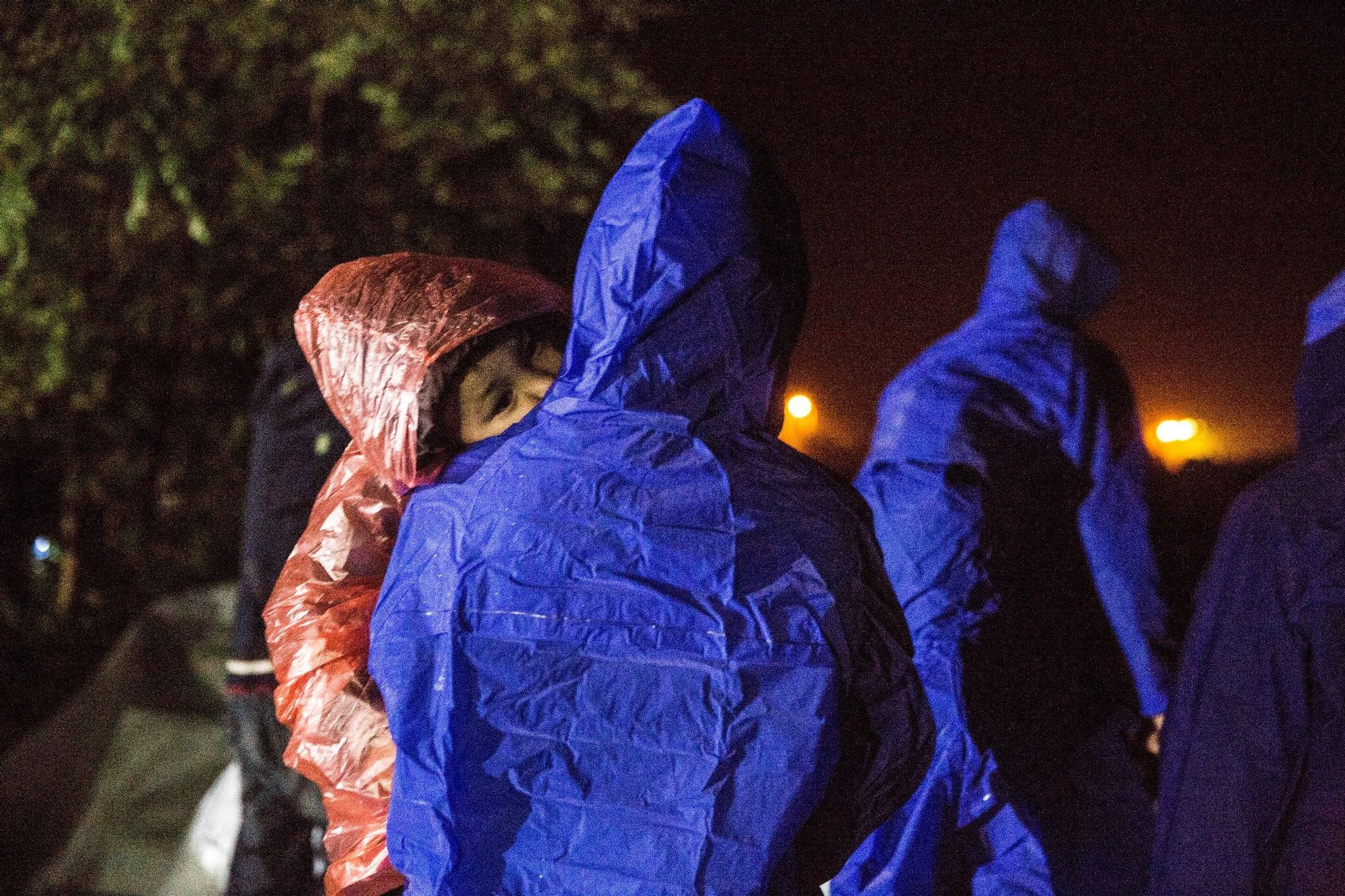 “Hemos atendido a niños muy pequeños", afirma el Dr. Alberto Martínez Polis, coordinador médico de MSF en Serbia. "Han estado haciendo cola durante horas, a la intemperie, empapados y tiritando. No tenían ningún lugar para calentarse, secarse o cambiarse de ropa". Fotografía: Anna Surinyach/MSF