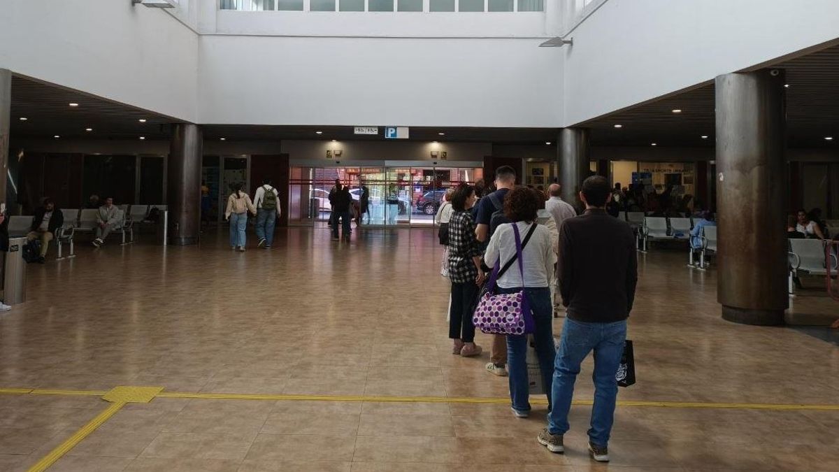 Una larga cola de usuarios que esperan poder acceder a la oficina de Unauto, al fondo, en la estación de autobuses de Toledo, para recoger la nueva tarjeta de bus con descuento para empadronados que entra en vigor el 1 de abril de 2026