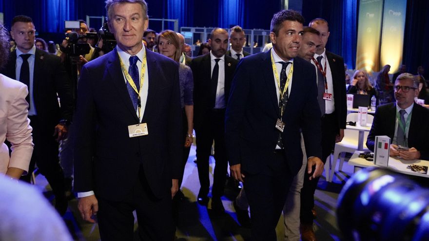 El presidente del PP, Alberto Núñez Feijóo, y presidente de la Generalitat valenciana, Carlos Mazón, en la clausura del congreso del Partido Popular Europeo (PPE), a 30 de abril de 2025, en Valencia.
