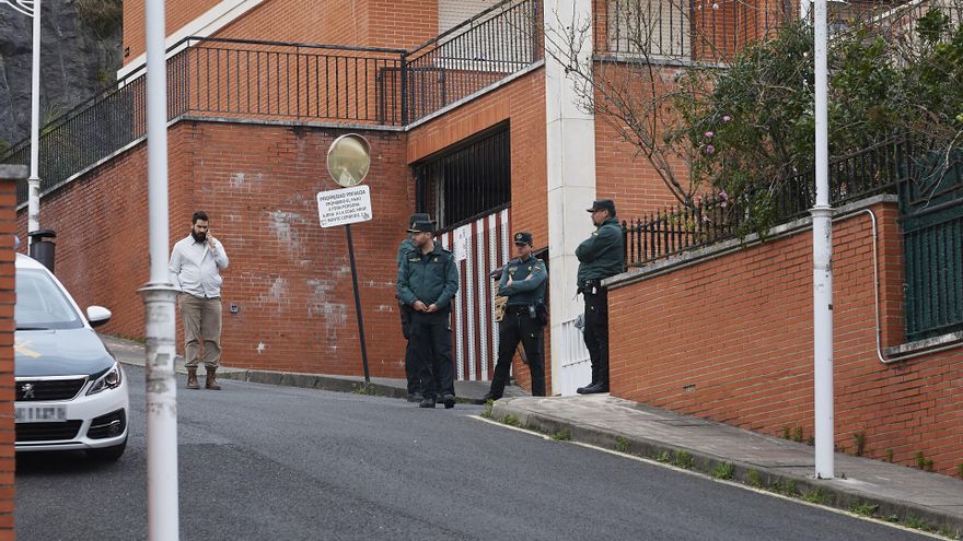 Agentes de la Guardia Civil frente a la casa donde han hallado el cuerpo sin vida de una mujer, a 8 de febrero de 2024, en Castro Urdiales, Cantabria (España).