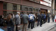 Cola en el exterior de la oficina de empleo en Madrid, una imagen recurrente en los países de la eurozona.