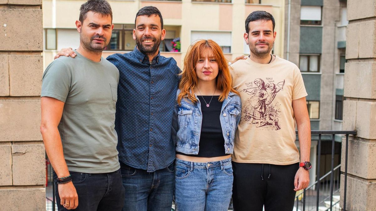 Radio Laciana regresa a las ondas y estrena programación gracias a un grupo de jóvenes tras una cesión fallida