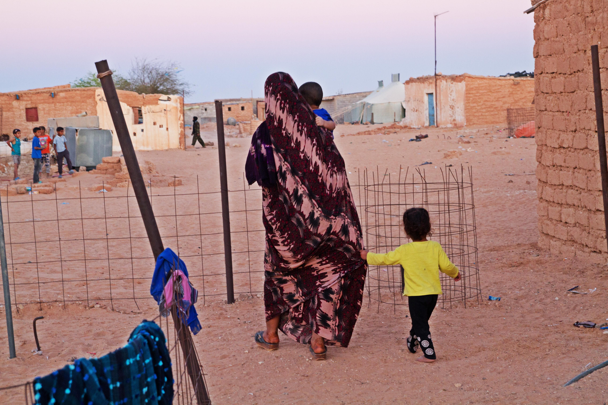 Una mujer con dos niños saharauis.