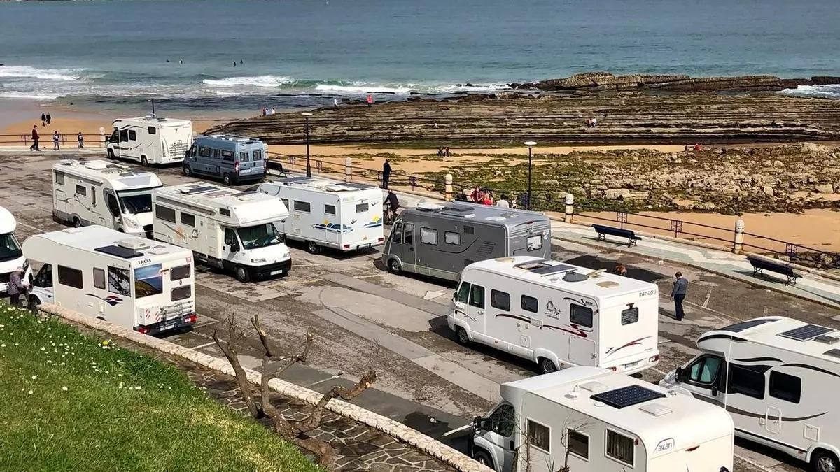 ¿Es legal dormir aparcado frente a la playa si viajas en cámper o autocaravana?