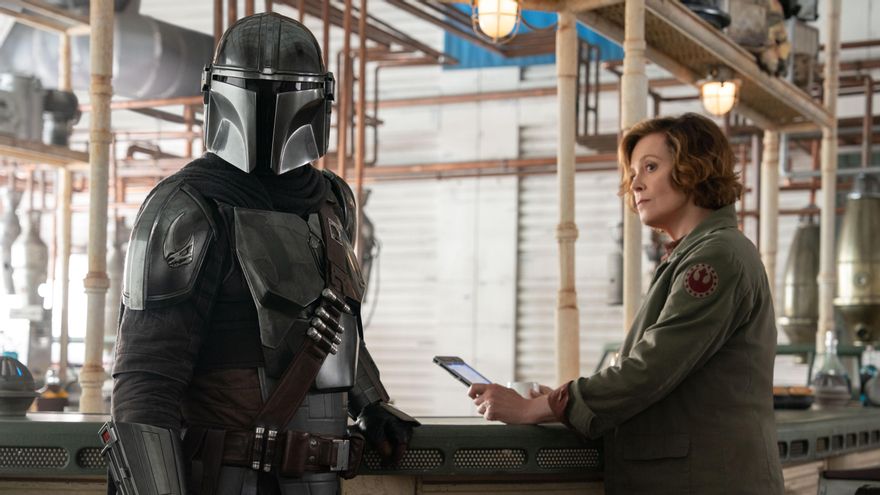 Pedro Pascal y Sigourney Weaver, en 'The Mandalorian and Grogu'