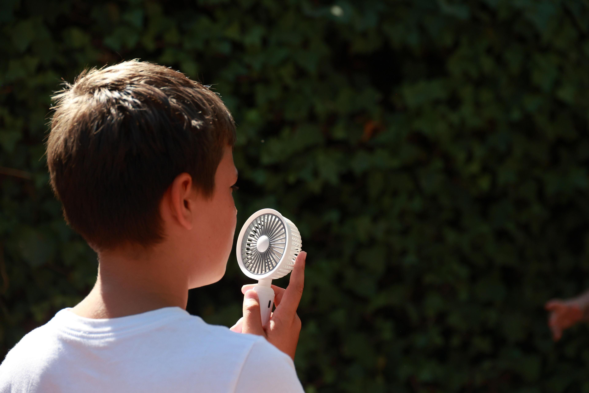 Un joven se refresca durante la ola de calor. A 05 de julio de 2026, en Sevilla (Andalucía, España).