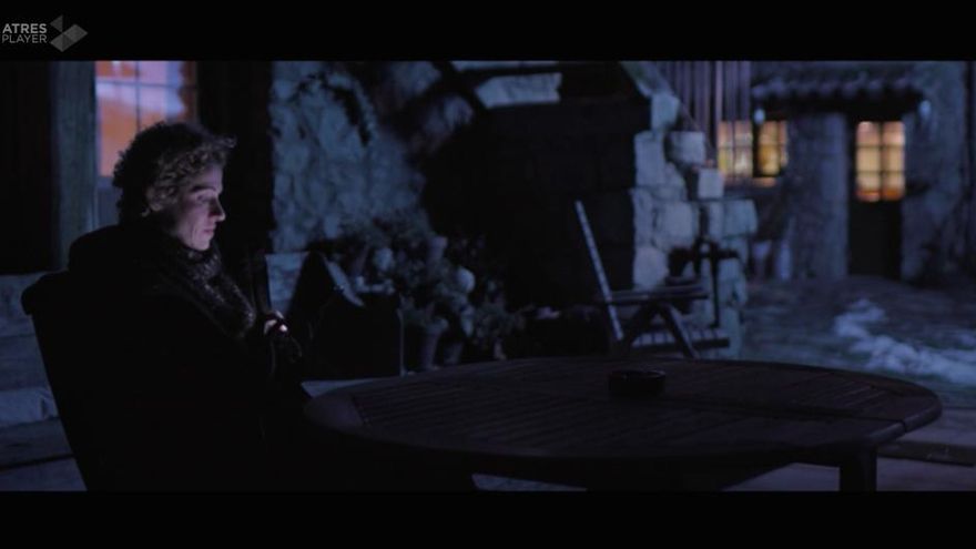 Noelia en el exterior frío de la casa