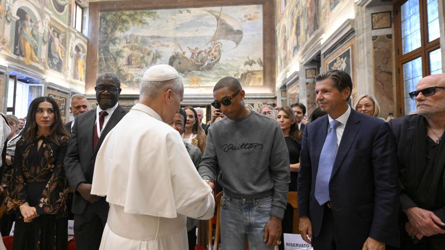 El papa saluda a Pharrell Williams en la víspera del 'macroconcierto' vaticano