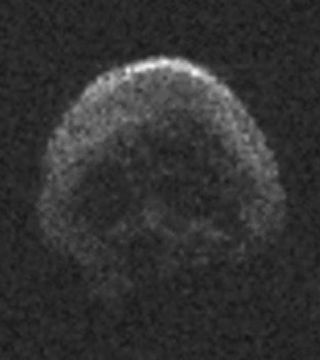 La amenazante silueta del cometa extinto 2015 TB145 reconstruida por el radiotelescopio de Arecibo, tristemente desaparecido