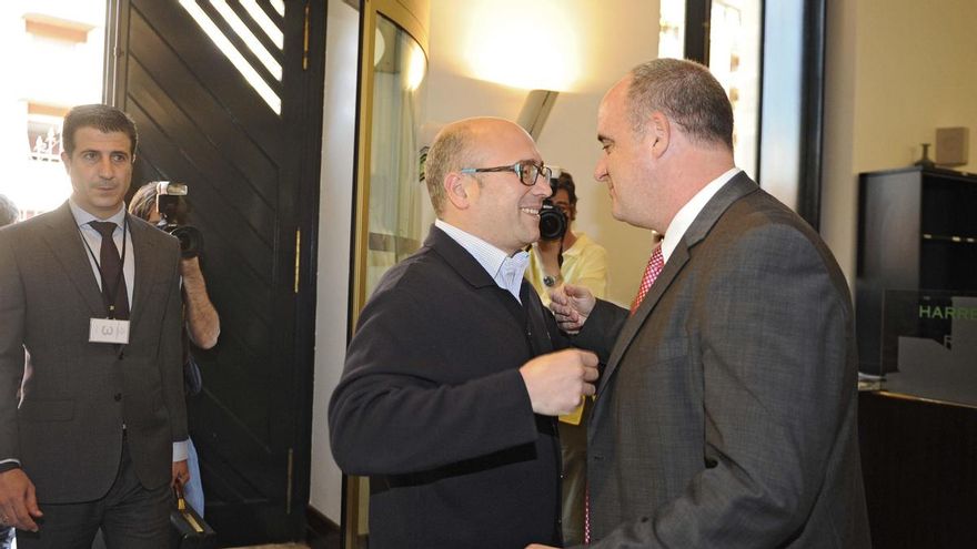 Alfredo de Miguel recibe el abrazo del portavoz del PNV, Joseba Egibar, un año después de que estallase el caso